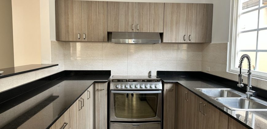 BRISAS DEL GOLF EN VENTA CON GARITA Y PANELES SOLARES