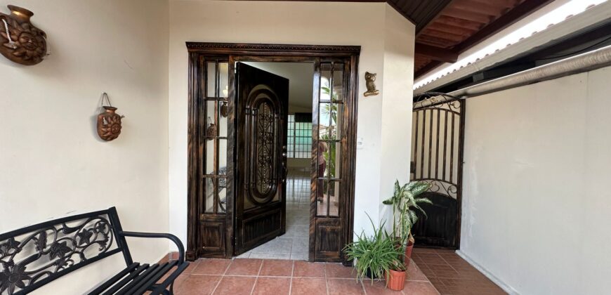 CASA EN BRISAS DEL GOLF DE 4 RECÁMARAS 220K