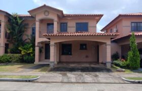 Casa en venta en Versalles Panamá con terraza y área social 270K