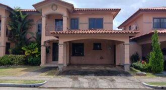 Casa en venta en Versalles Panamá con terraza y área social 270K