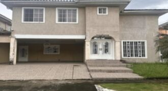 Casa en Urbanización Albader I: 7 Atributos Únicos de esta Residencia