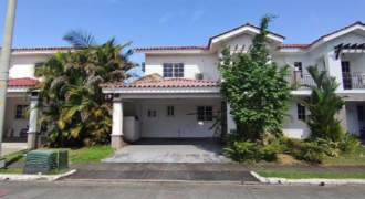 Casa en PH Quintas de Versalles: Una Oportunidad Impresionante en Juan Díaz