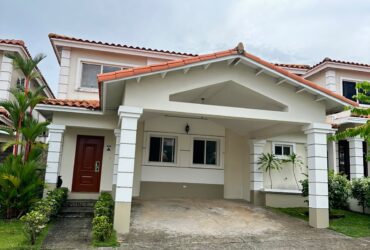 Casa en alquiler en Brisas del Golf, Brisas Village | 3 recámaras
