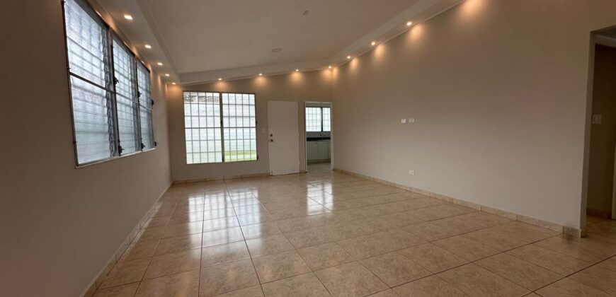 Casa Remodelada en Alquiler en Brisas del Golf