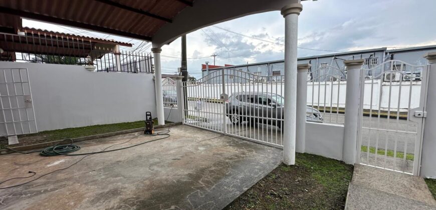 Casa Remodelada en Alquiler en Brisas del Golf