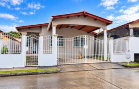 Casa Remodelada en Alquiler en Brisas del Golf