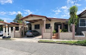 Casa semi amoblada en alquiler en Brisas del Golf | $1,100